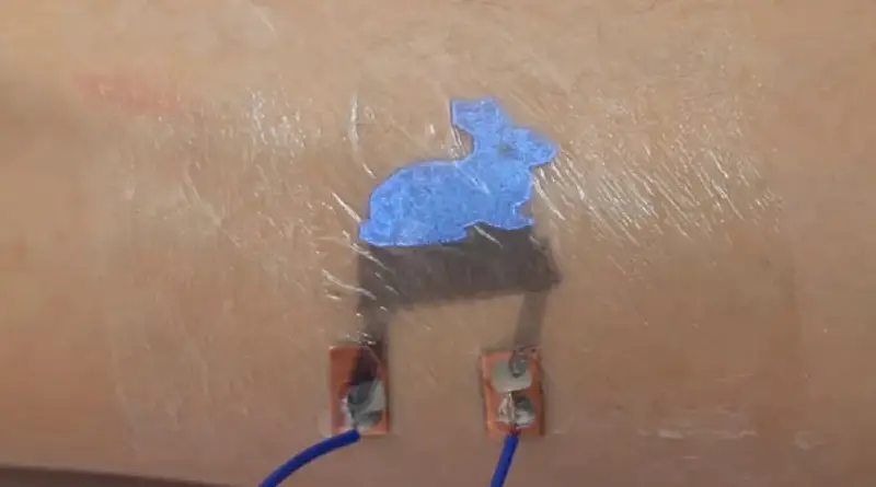 Los tatuajes usan tinta conductiva