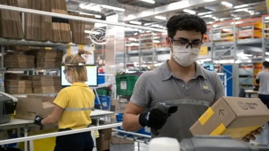 Empleados trabajando en la zona de despachos
