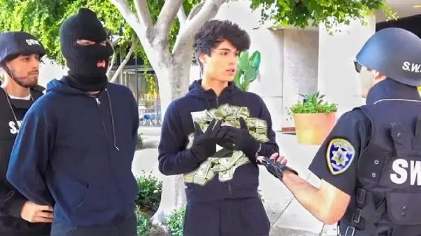 Alan y Alex Stokes en el TikTok que los puede llevar a prisión