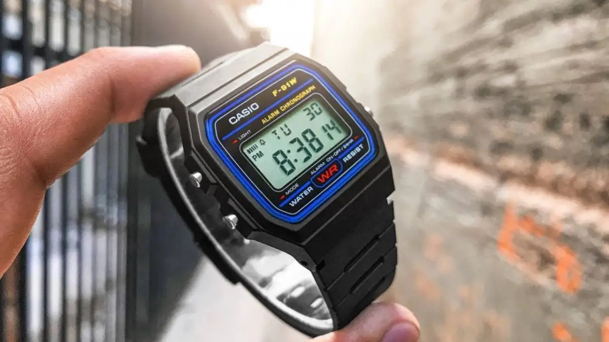 Además, debido a la industria de la nostalgia, este reloj hoy es tendencia y muchas celebrities e influencers