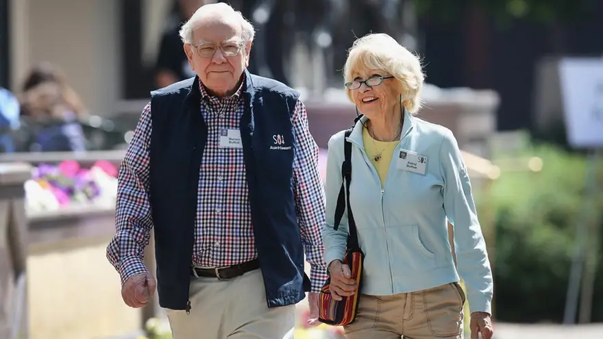 Buffett junto a su esposa.