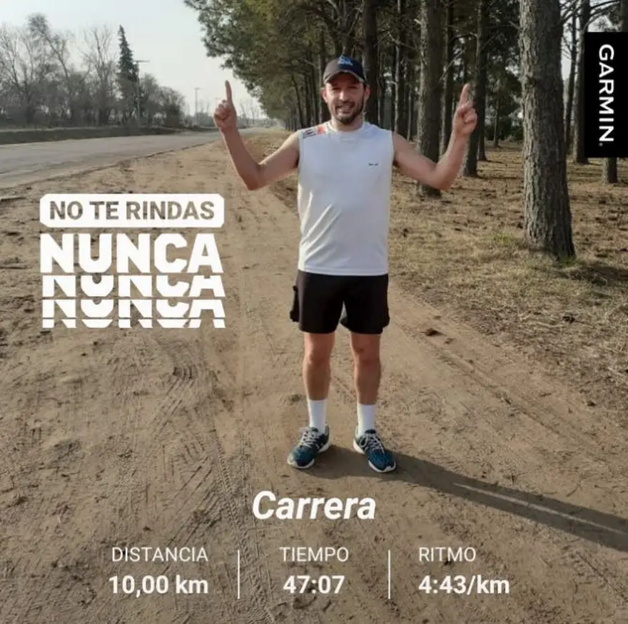 Un runner orguloso comparte los tiempos enque tardó en correr la carrera