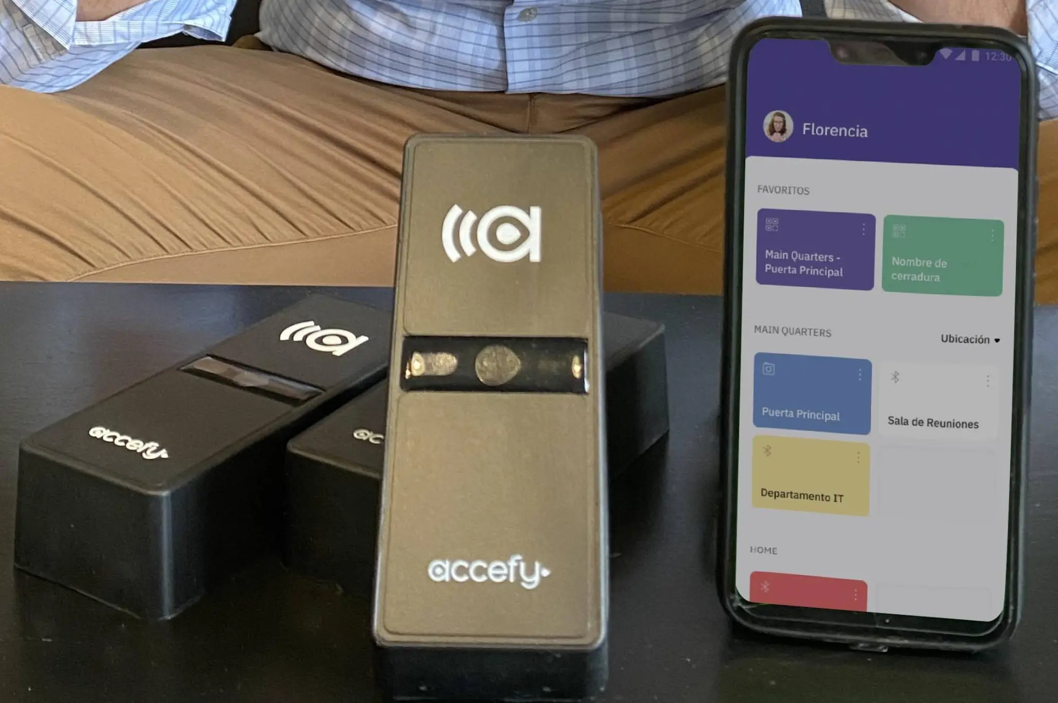 a través de su aplicación, permite convertir cualquier celular o wearable, un Apple Watch, por ejemplo, en una llave digital que abre puertas