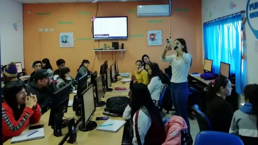 La capacitación de jóvenes en tecnología tiene como objetivo atraerlos a estudiar carreras tecnológicas
