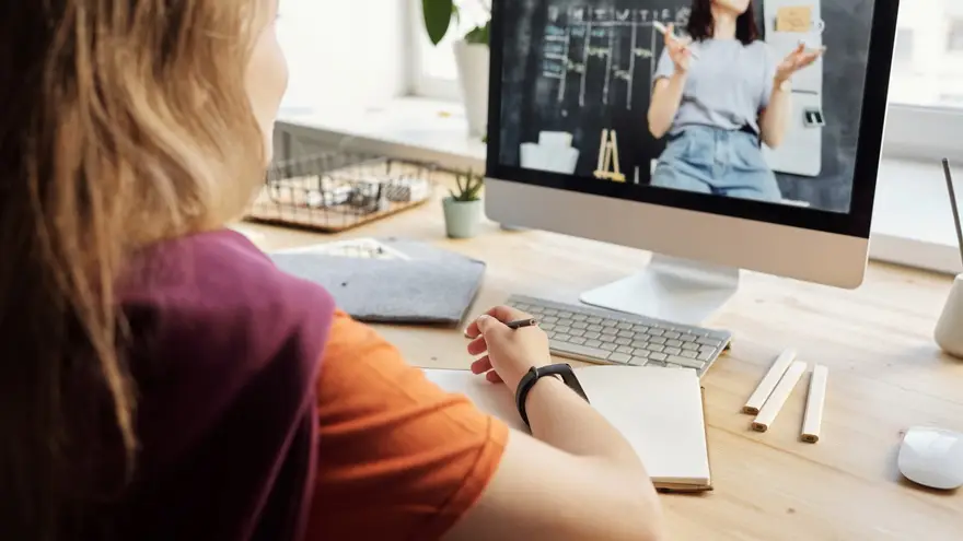 Uclases ofrece una gran cantidad de cursos online brindados por profesoras y profesores universitarios