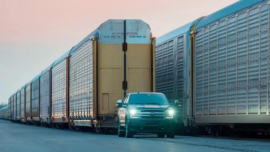 La nueva Ford F150 demuestra su potencia arrastrando un tren.
