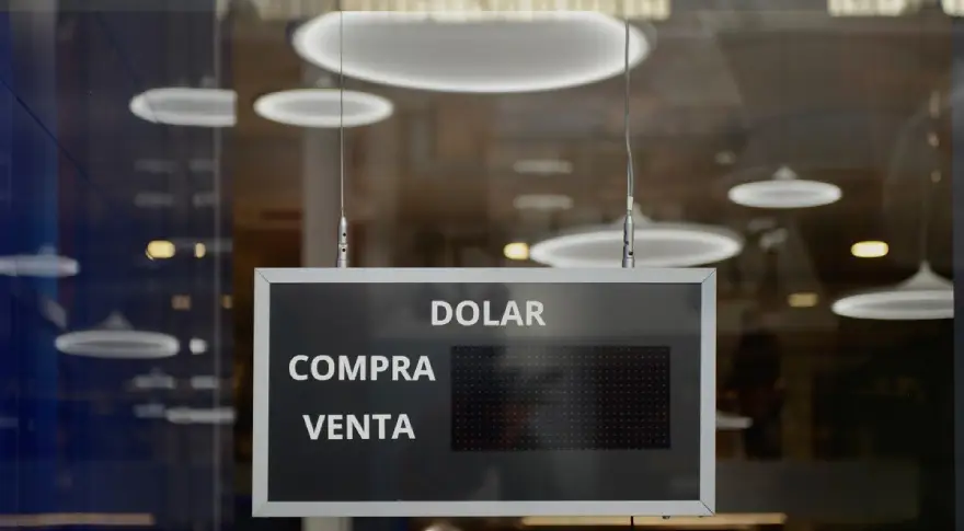 Las impuestos del cepo suben los costos en servicios contratados en el exterior