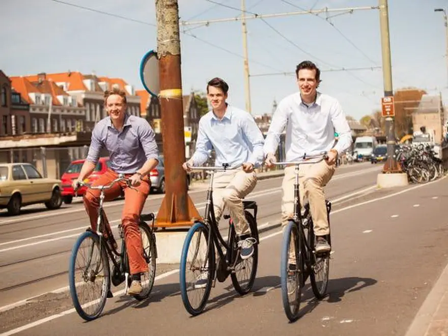 Los fundadores de Swapfiets Dirk de Bruijn (izquierda), Richard Burger (medio) y Martijn Obers