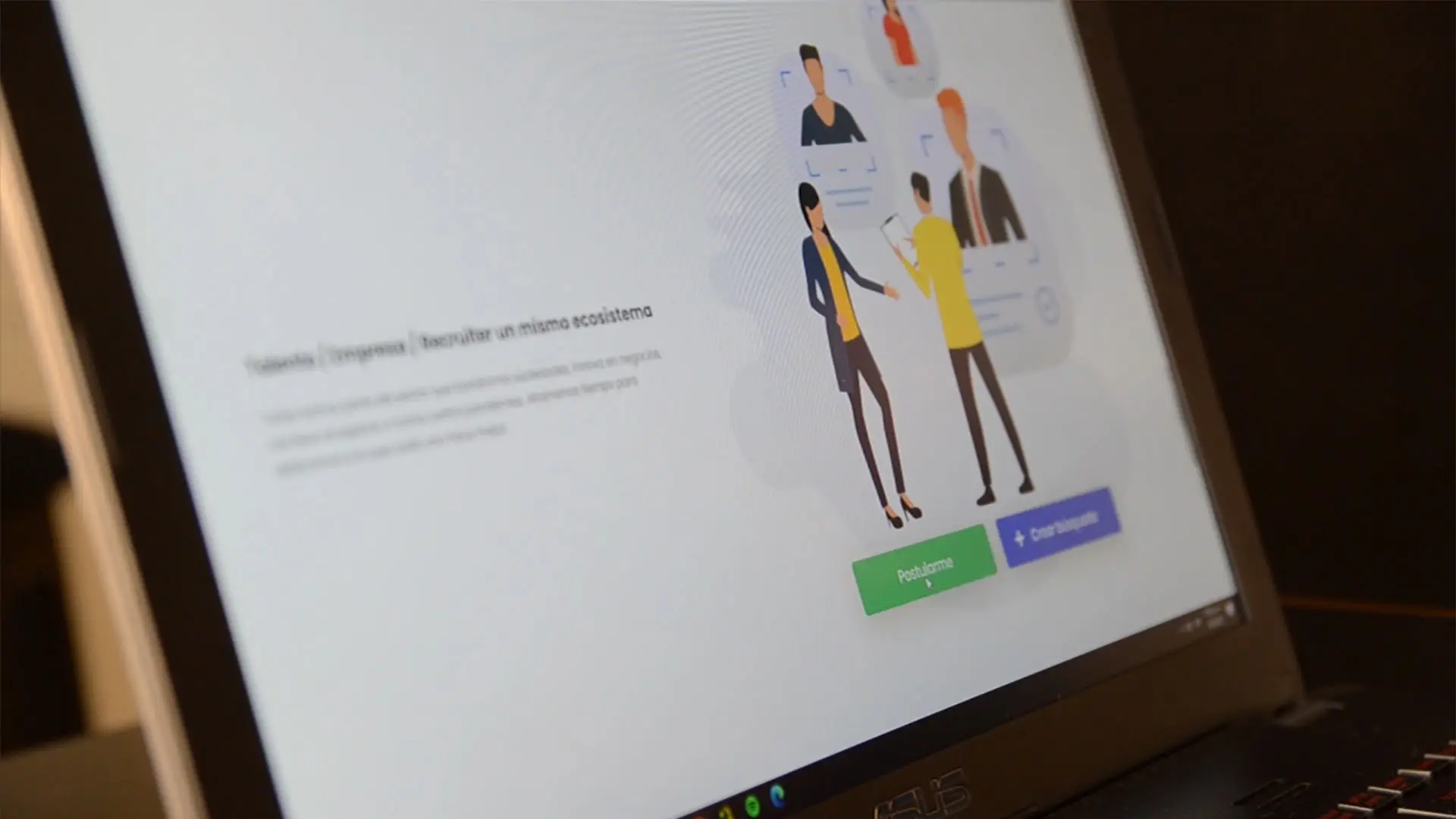Se concentra exclusivamente en los conocimientos y experiencias de cada perfil