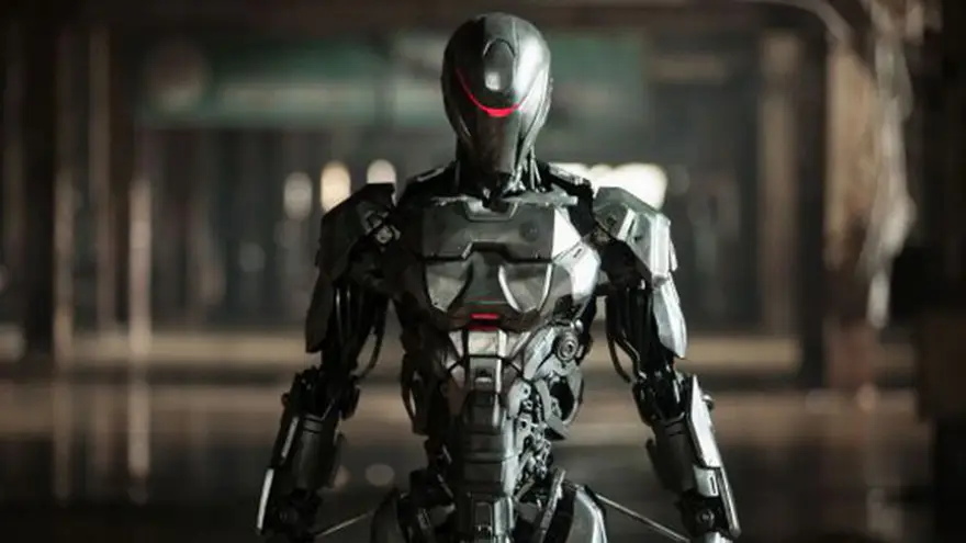 Fotograma de 'Robocop', de José Padilha (2014), donde el cine volvía a adelantarse a la realidad: los policías robot podrán ser posibles en el futuro