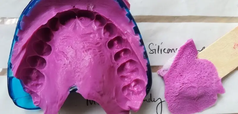 el equipo empleó simulaciones por computadora y modelos matemáticos para crear la superficie impresa en 3D de la lengua biomimética