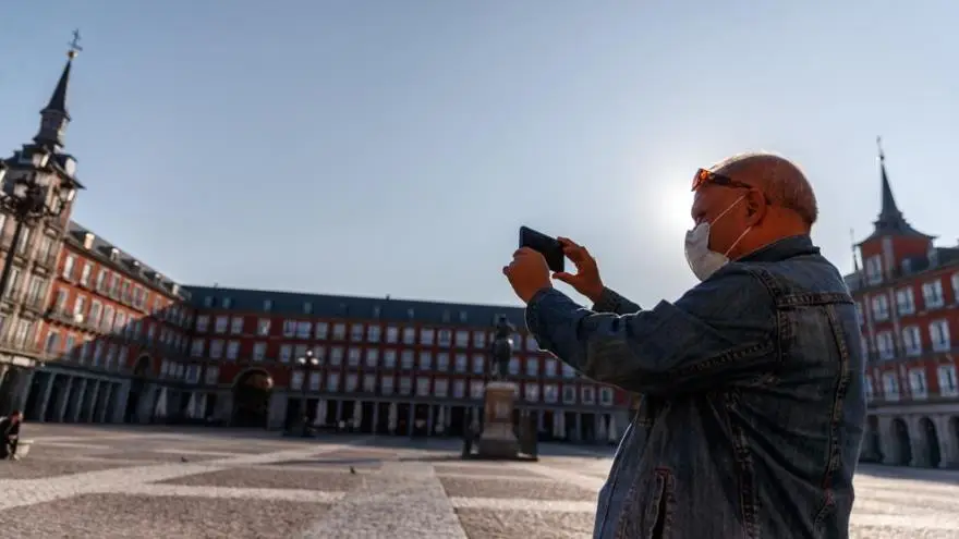 Con o sin tapabocas, los usuarios miran los destinos europeos aunque todavía no toman la decisión
