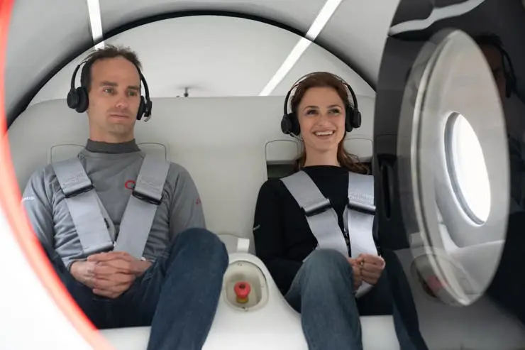 transportó solo a dos pasajeros, empleados de Virgin Hyperloop,