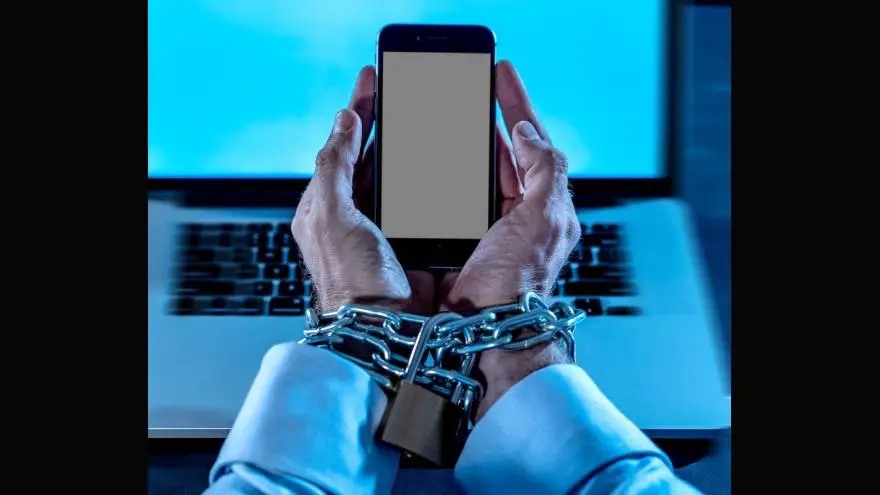 ¿Somos esclavos de las redes sociales o son parte fundamental del cómo nos relacionamos ahora y el el futuro?