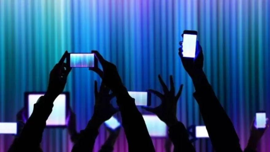Los teléfonos y las redes sociales cambian las conductas y la forma de hablar de las personas