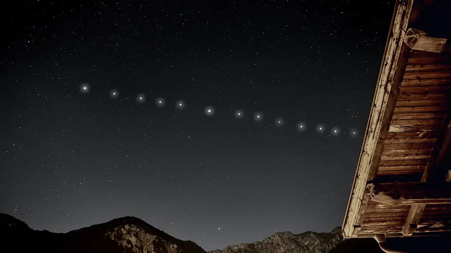 Así se puede ver la fila de satélites recién lanzados antes de llegar a sus posiciones finales