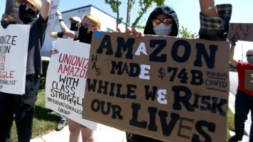 Protestantes en contra de Amazon