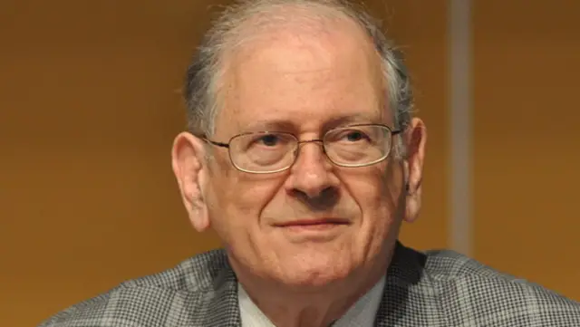 Kahn fue el diseñador de la Iniciativa de Computación Estratégica del Ejército de Estados Unidos durante el gobierno de Ronald Reagan.