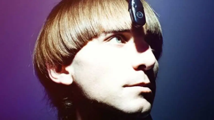 Neil Harbisson con una antena en la cabeza para 