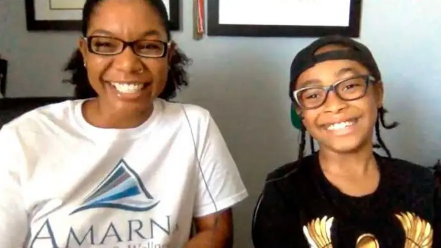 Jaydyn Carr y su madre, festejando