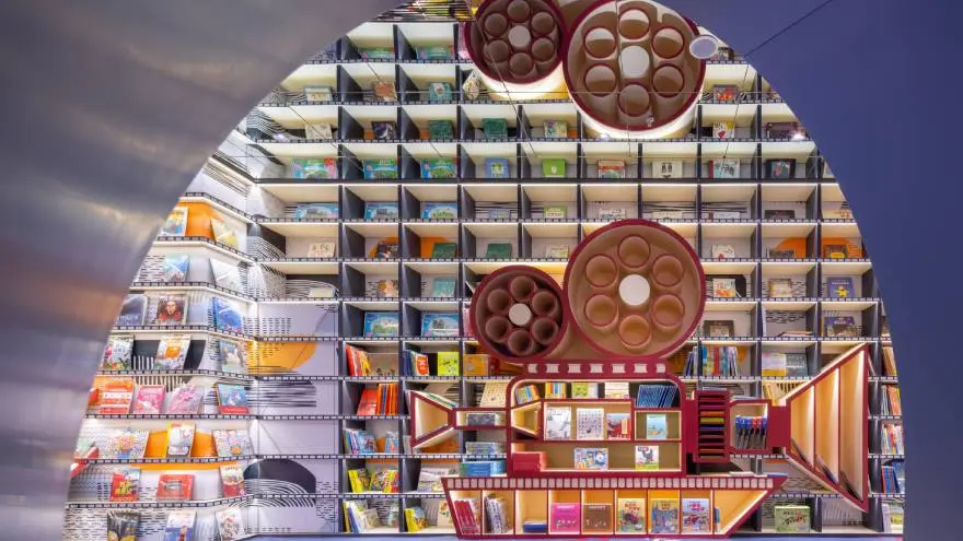 Espectacular decoración de parte de la librería del proyecto FAB Cinema, ubicado en Taiyuán