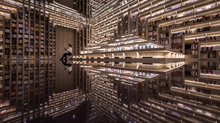 El estudio de arquitectura chino x+Living ha diseñado el FAB Cinema, ubicado en Taiyuán, donde comparten edificio una librería, forrada de espejos, y un cine