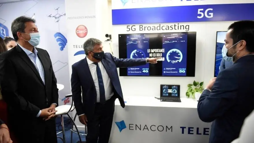 El titular del Enacom, Claudio Ambrosini, junto a Sergio Massa en la apertura oficial de la muestra 5G