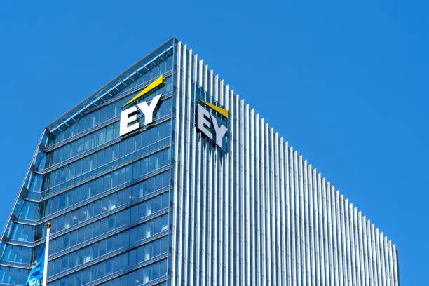 EY, compañía líder en servicios profesionales de auditoría, impuestos, consultoría, estrategia y transacciones