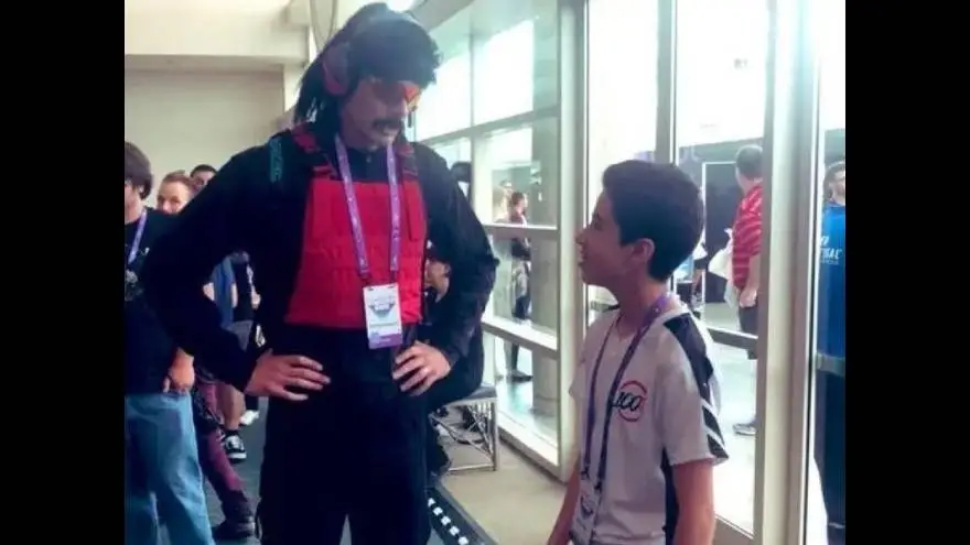 Palma con el streamer de videojuegos Dr. Disrespect