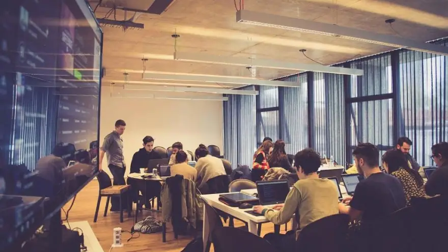 El programa está dirigido a estudiantes avanzados  de IA e IT