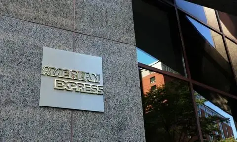 American Express es una institución financiera con sede en Nueva York, en el estado homónimo. Cuenta con más de 1700 oficinas en más de 130 países en todo el mundo