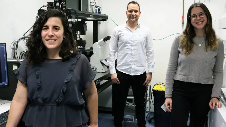 De izquierda a derecha, María Guix, Samuel Sánchez y Judith Fuentes, desarrolladores del estudio