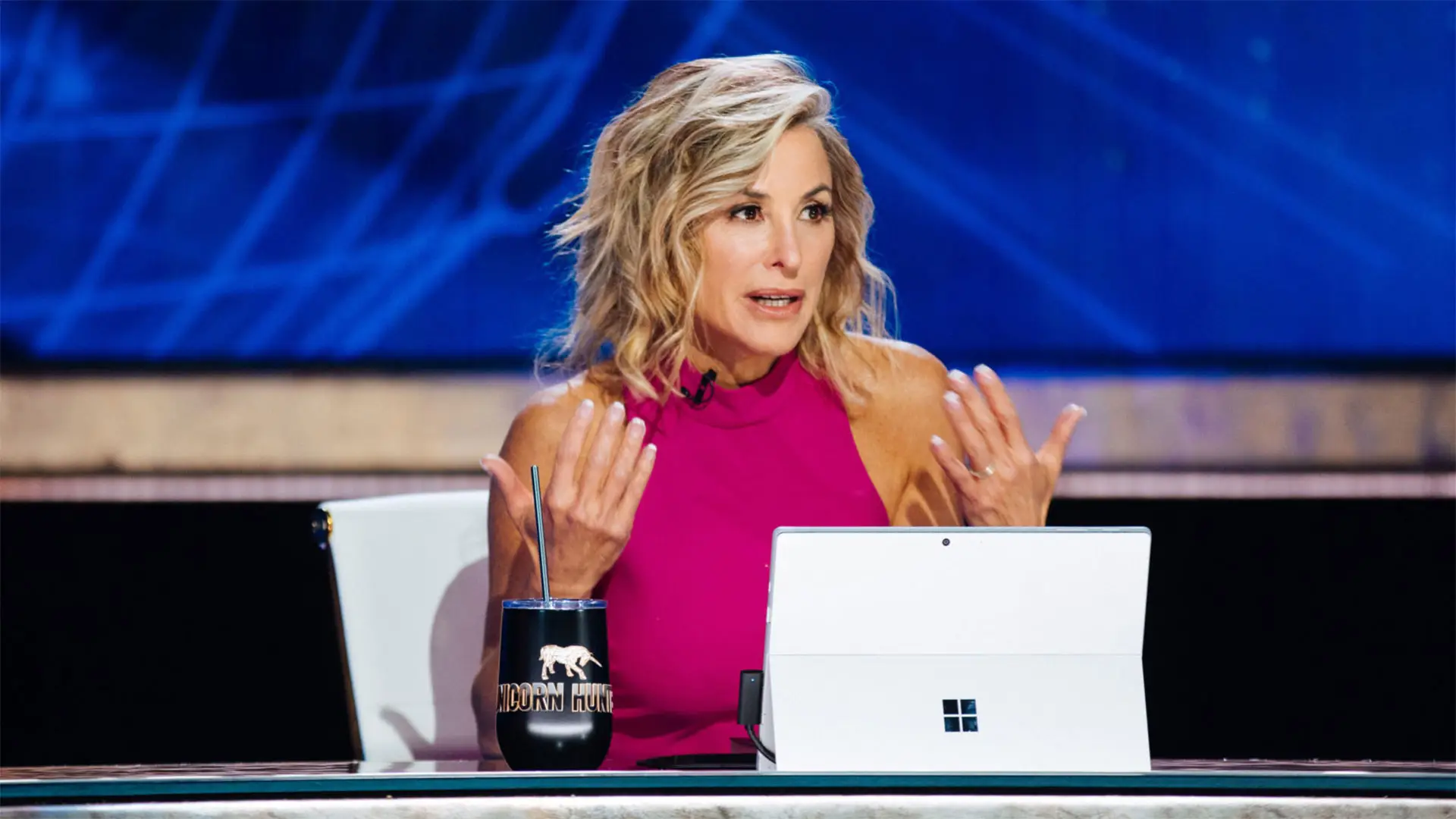 Bien argentina. Moschini con su mate en el panel del jurado de Unicorn Hunters