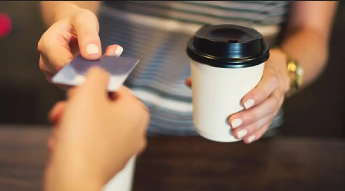 El cashback es un modelo de reintegros por el que los usuarios pueden gastar en pesos y recibir criptomonedas a cambio