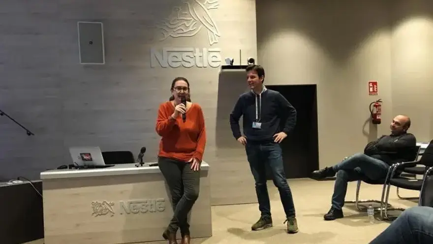 Pinart en una charla en la empresa