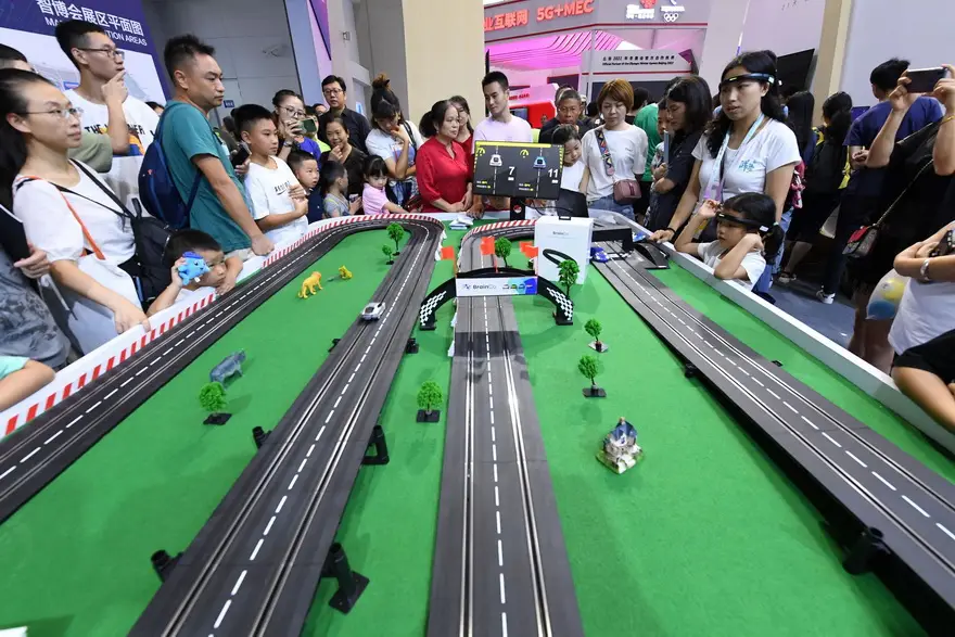 Visitantes de una exposición tecnológica china controlan coches teledirigidos con interfaces cerebro máquinaChina News Service / VCG via Getty Images