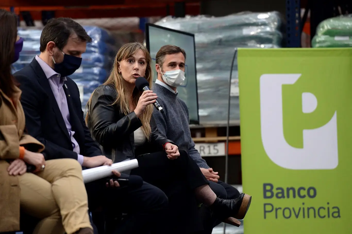 uan Cuattromo, presidente del Banco. Quien habla es Juliana di Tullio, directora del Banco. Y el de la punta  es Federico Achaval, intendente de Pila