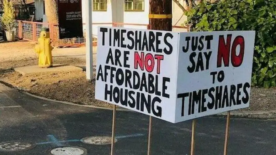 Cartel en contra de la plataforma