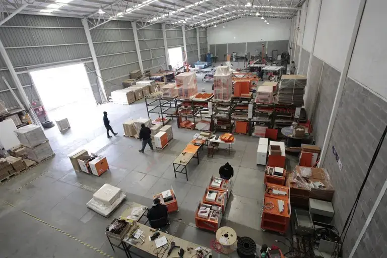 La startup CleanLight posee un depósito de fabricación de componentes para torres solares