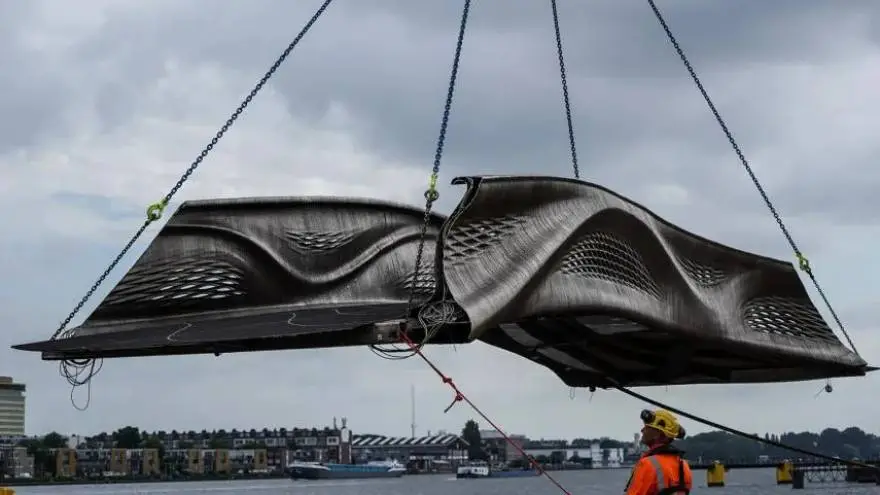 Transporte de la estructura del puente impreso en 3D de Ámsterdam. 