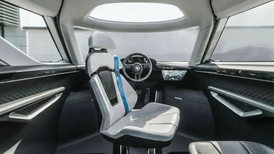 Porsche hicieron el ejercicio de pensar cómo puede ser un monovolumen familiar, eléctrico y autónomo que mantuviera el estilo icónico de la marca