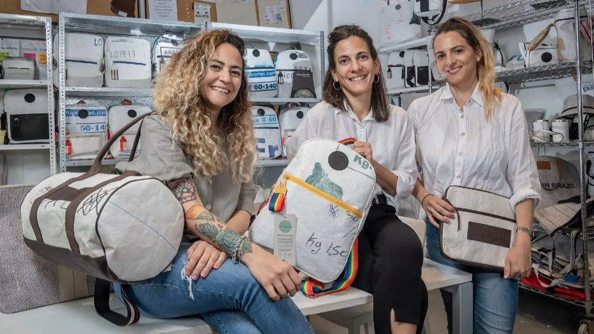 Ornella, Carla y Mora Basilotta, creadoras de Fracking Design, comercio dedicado a la venta de bolsos y mochilas ecológicos