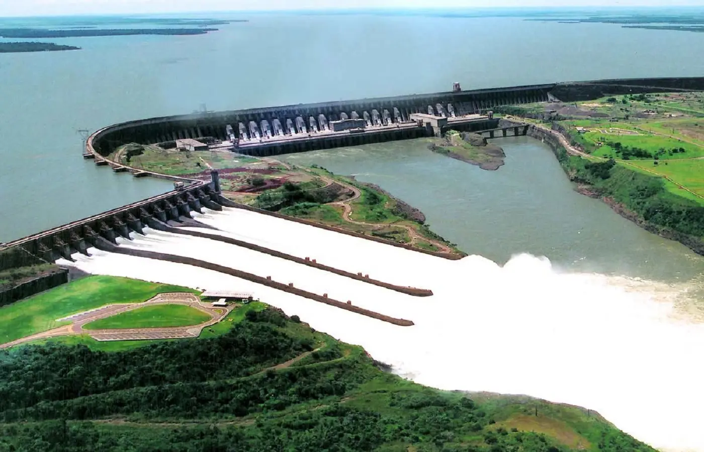 La central hidroeléctrica de Itaipú podría convertirse en la principal generadora de energía para los mineros de Bitcoin en Paraguay