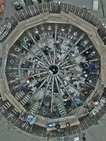 La impresionante vista del sistema de tuberías de combustible que alimenta a los motores Raptor