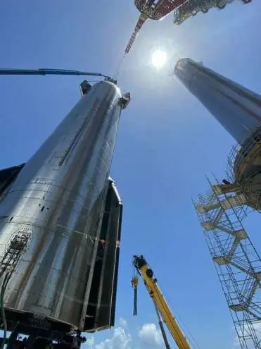 Inicio del ensamblaje de Starship y Super Heavy Booster.