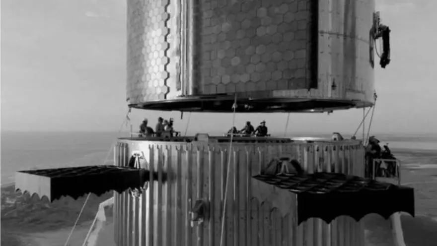 Operarios de SpaceX controlando el ensamblaje