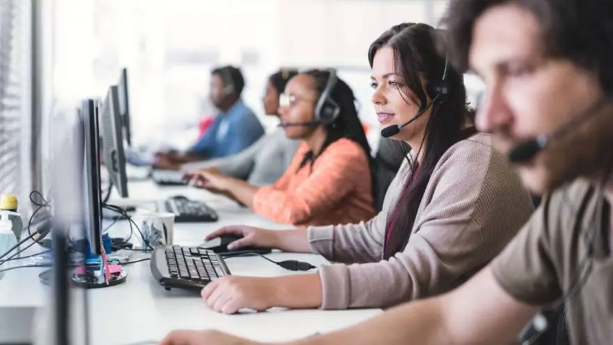 posiciones tomaron una relevancia superlativa, mientras que habilidades blandas como comunicación, empatía y la resolución de problemas se muestran como aptitudes inexcluyentes en quienes se desarrollan en esta área.