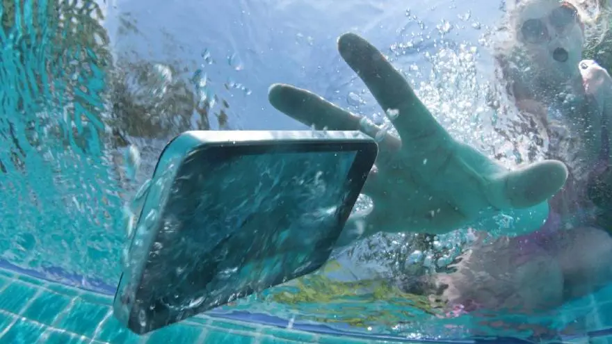 El terror de todo usuario de un celular: que se caiga al agua
