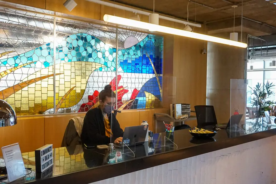 Con cuidados y protocolos, los espacios cuentan con personal dedicado a la atención de los clientes.