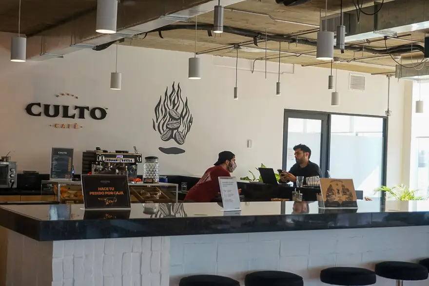 El edificio cuenta con cafetería, además de las cocinas en los espacios comunes.
